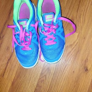 LIKE NEW NIKE WOMEN'S RUNNING SHOES